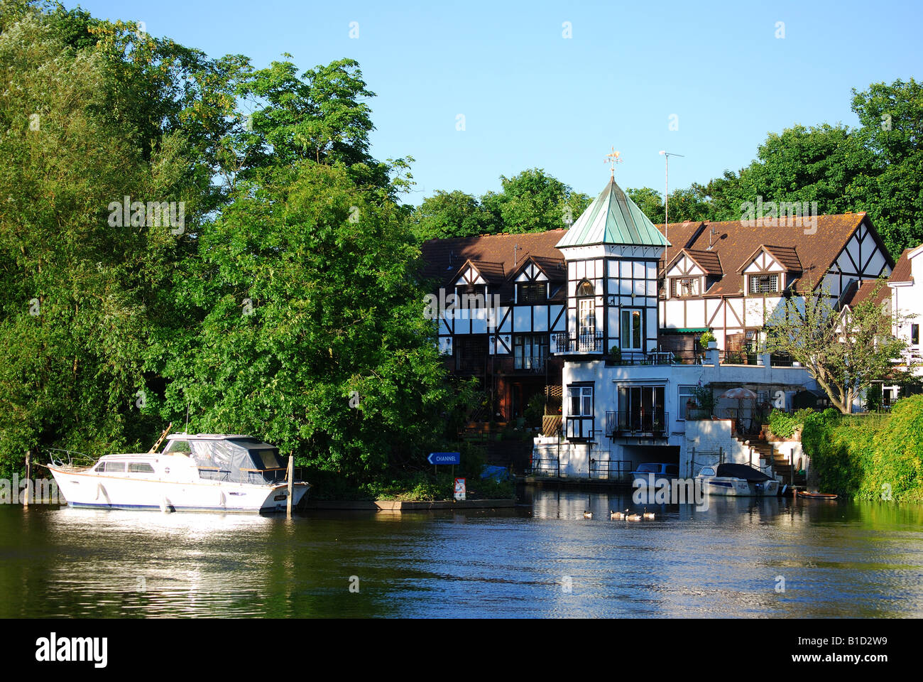 Riverside property from Maidenhead Bridge, River Thames, Maidenhead, Berkshire, England, Regno Unito Foto Stock