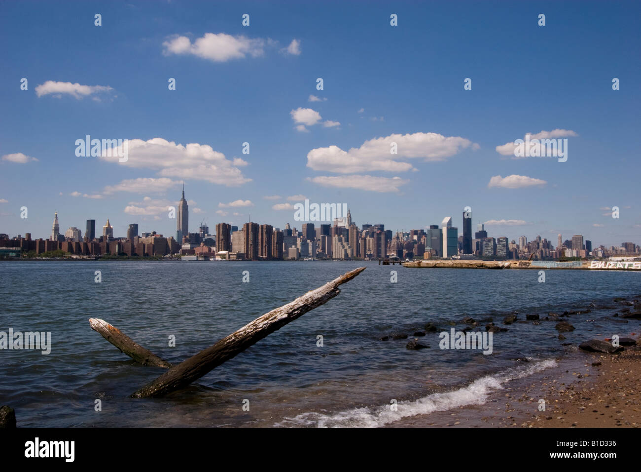 Mid-Town Manhattan da Brooklyn lato est del fiume Foto Stock