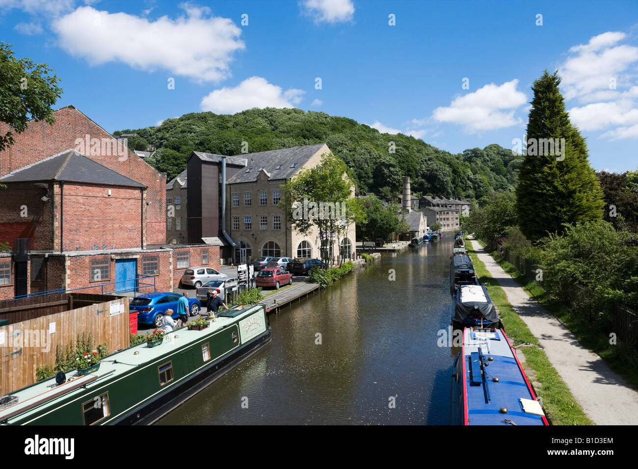 Narrowboats in Rochdale Canal, Hebden Bridge, Calder Valley, West Yorkshire, Inghilterra, Regno Unito Foto Stock