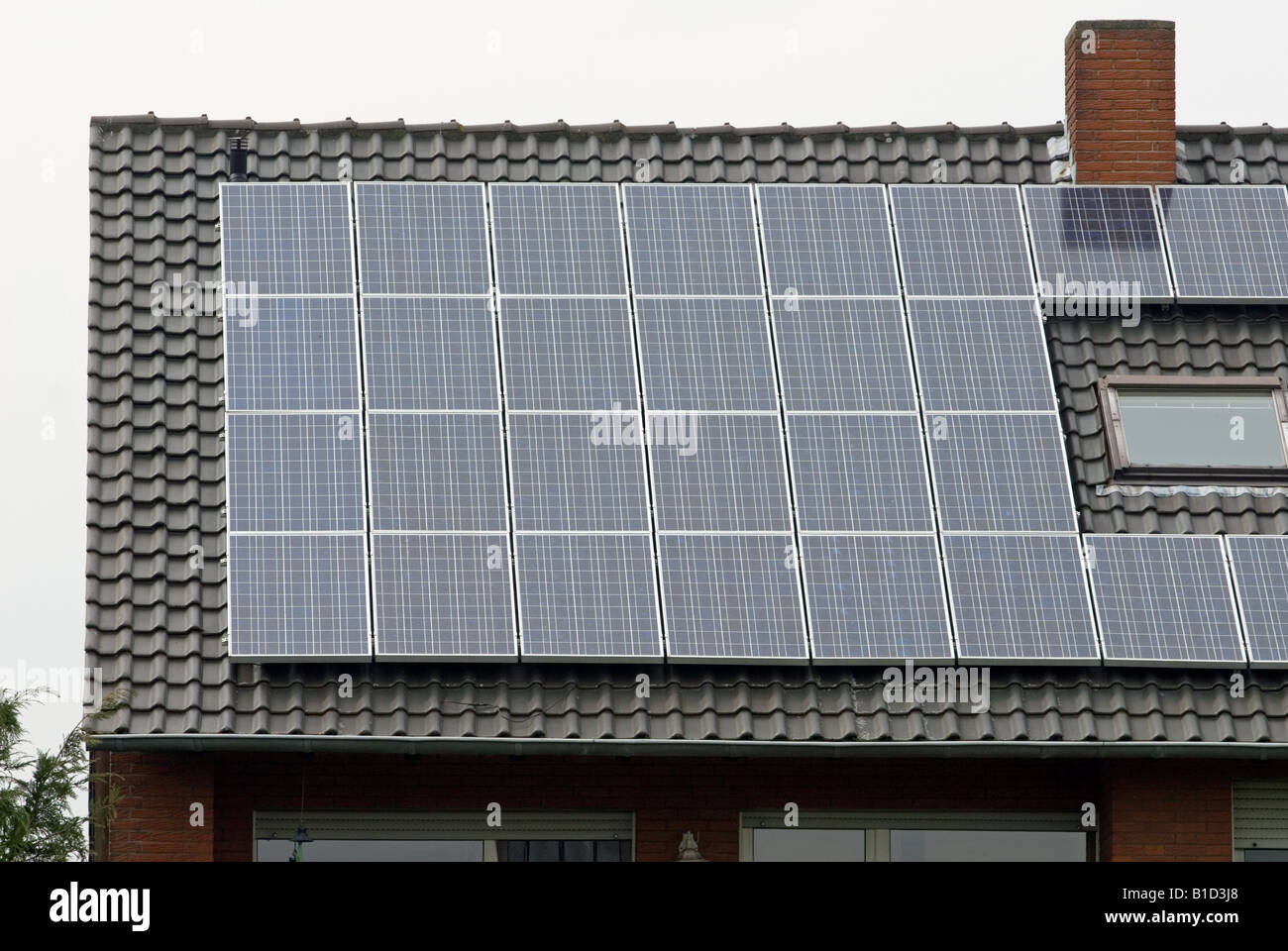 Pannelli solari sul tetto di una casa a Horst vicino a Werne, Renania settentrionale-Vestfalia (Germania). Foto Stock
