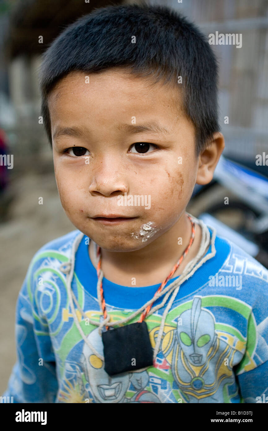 Un piccolo ragazzo dalla tribù Lisu nei pressi di Chaing Mai nel nord della Thailandia Foto Stock