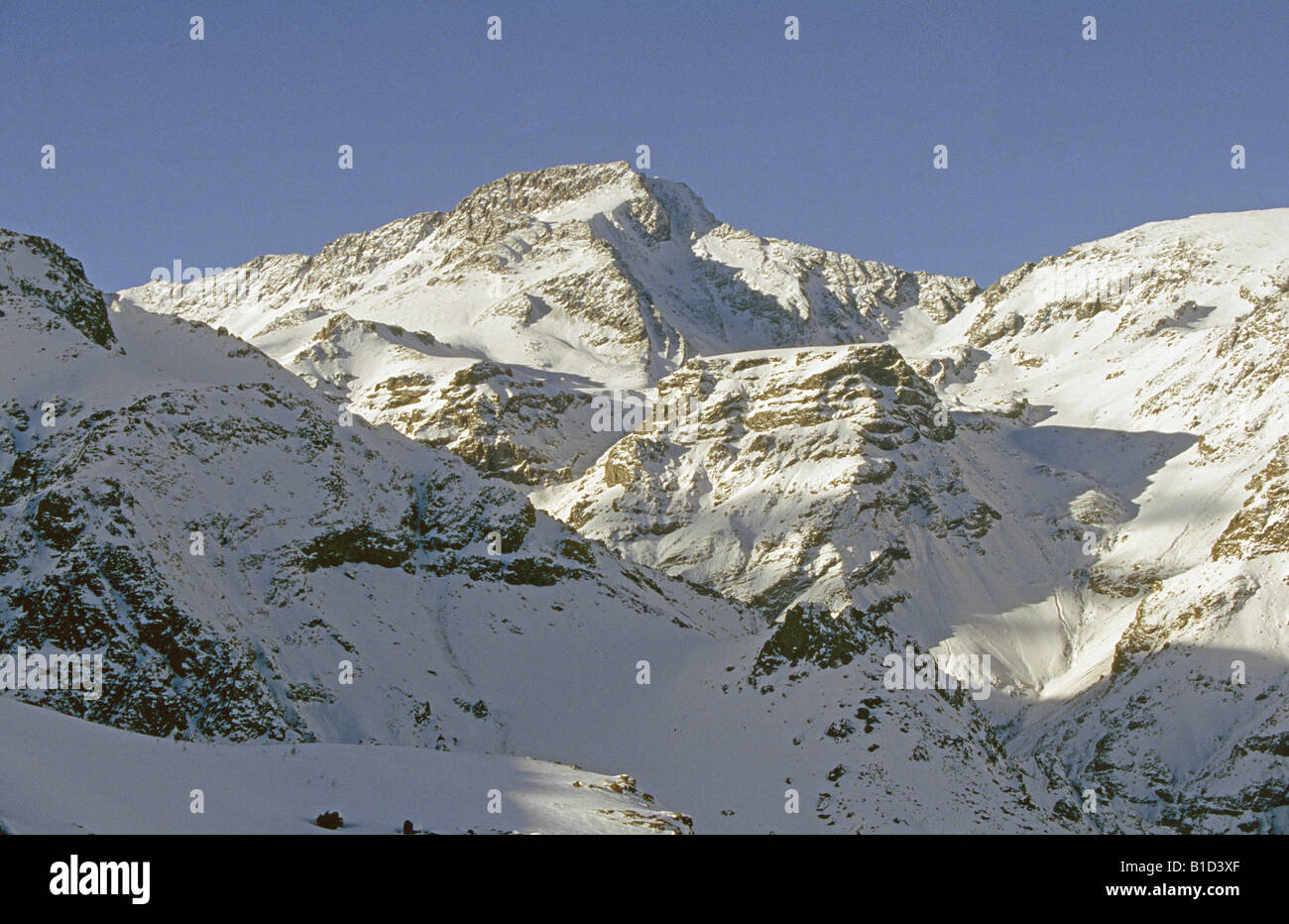 Una vista della Snow capped alte montagne delle Ande Foto Stock