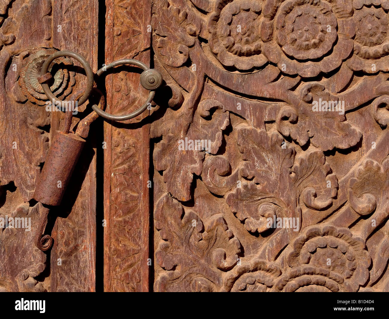 Primo piano di un antico tempio in legno intagliato con una serratura unica da Bali in Indonesia Foto Stock