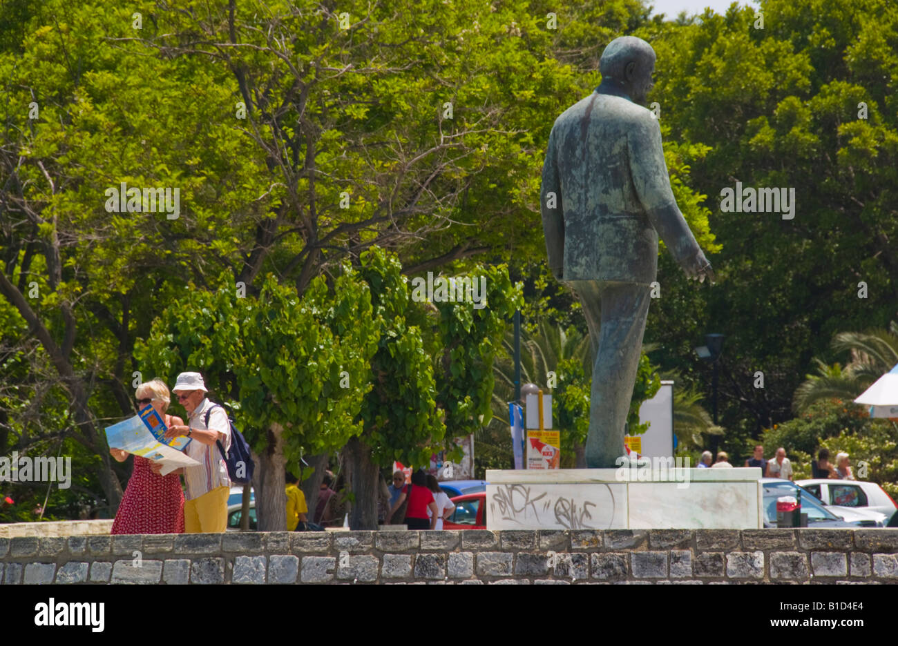 I turisti alla ricerca di mappa in Heraklion capitale e la città più grande sulla Grecia isola mediterranea di Creta Foto Stock