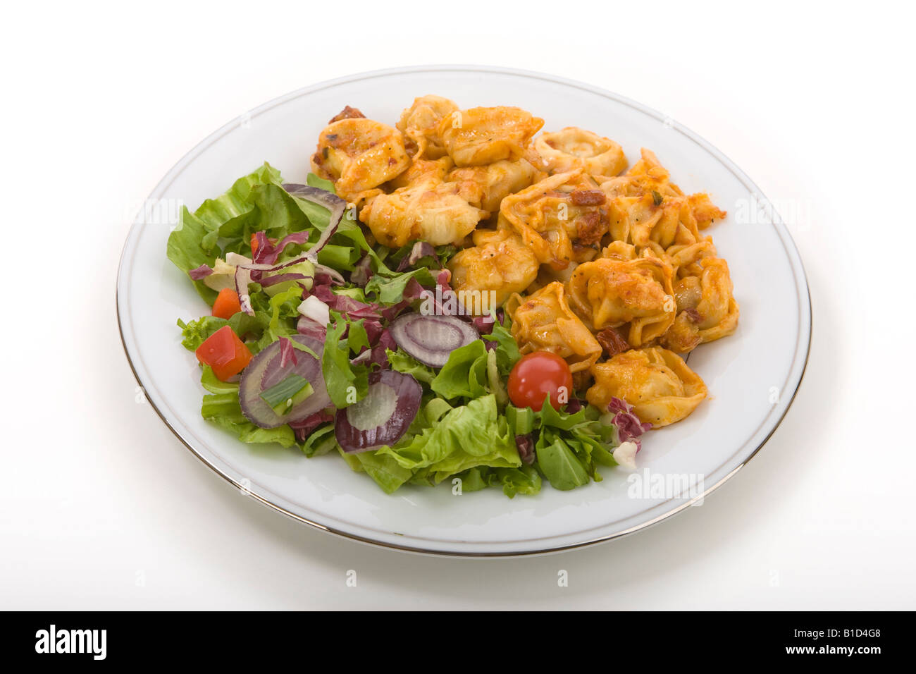 Un piatto di ravioli di pasta e insalata mista Foto Stock