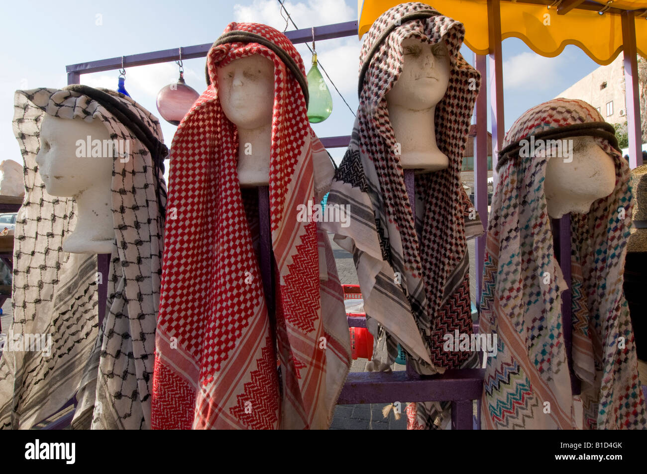 Souvenir turistici in vendita nel mercato locale, Acri (Akko) nel nord di Israele Foto Stock