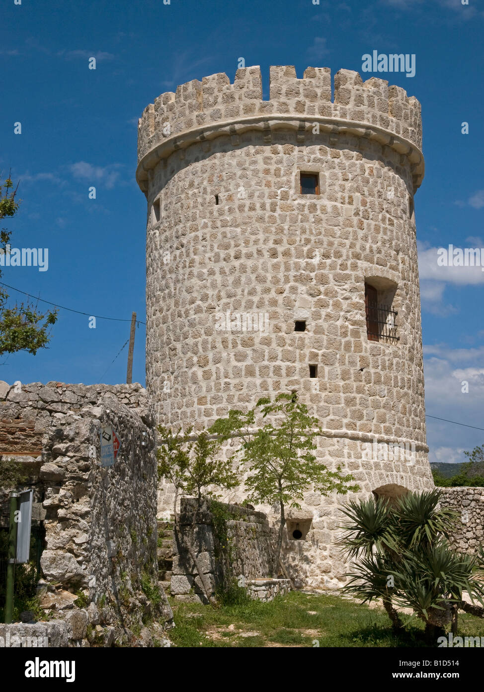 Torre rotonda delle vecchie mura della città nel centro storico della città di Cherso in Croazia Foto Stock