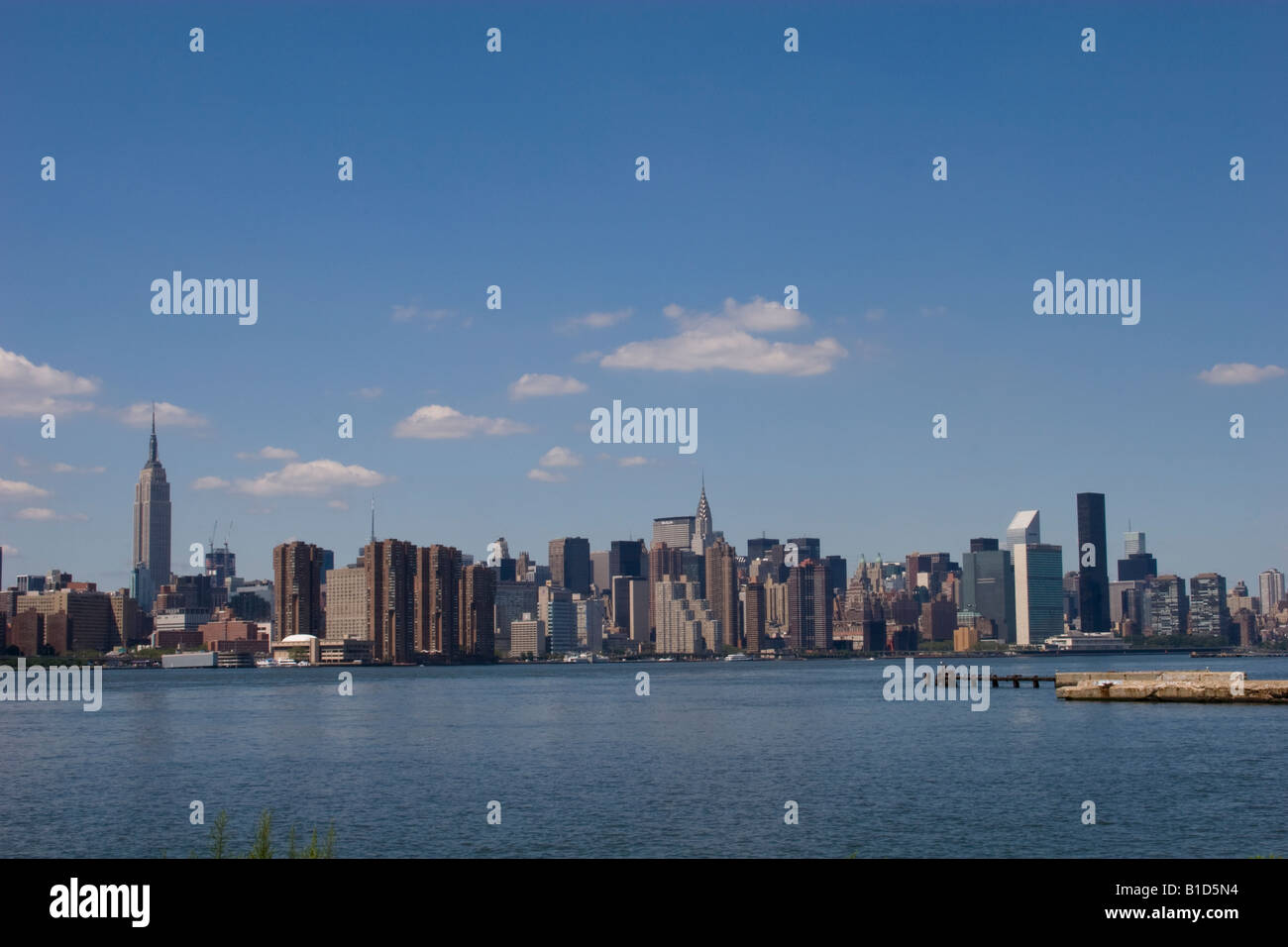 Mid-Town Manhattan da Brooklyn lato est del fiume Foto Stock