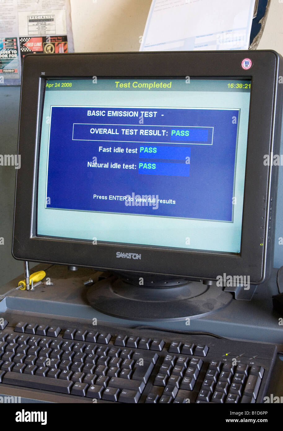 Emissioni di gas di scarico dell'apparecchiatura di prova utilizzata durante un MOT controllare per un auto Foto Stock