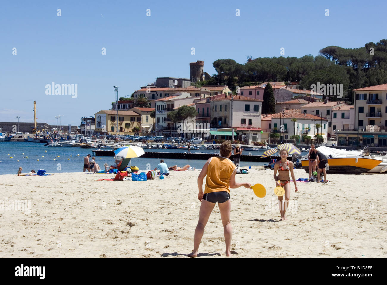 Per vacanza giocando beach tennis sulla spiaggia di Marina di Campo Isola d'Elba, Toscana Italia Foto Stock