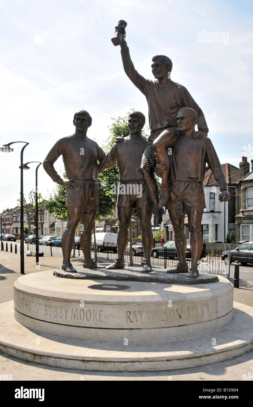 Coppa del Mondo di scultura con Bobby Moore con la Coppa del mondo trofeo e alcuni dei suoi compagni di squadra Foto Stock