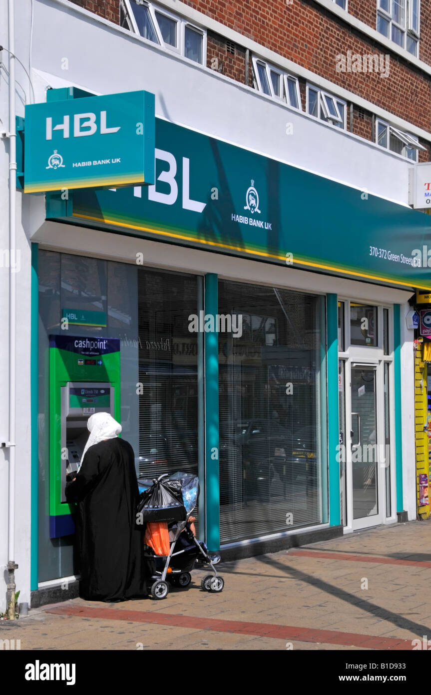 Upton Park Green Street shopping area in prossimità di HBL Banca di Lloyds TSB bancomat ATM della macchina Foto Stock
