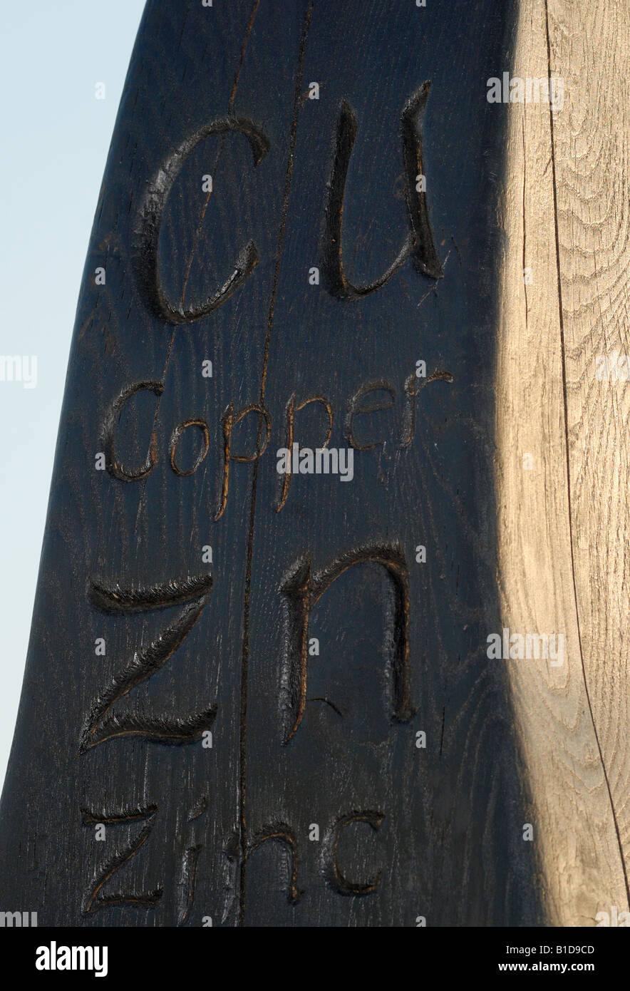 Sedili intagliati celebra il significato storico del settore minerario metallico in Galles Ceredigion Foto Stock