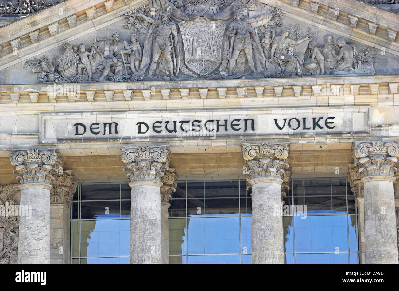 L'iscrizione Dem Deutschen Volke al popolo tedesco presso l'entrata principale del Reichstag tedesco Berlino Germania Aprile 2008 Foto Stock