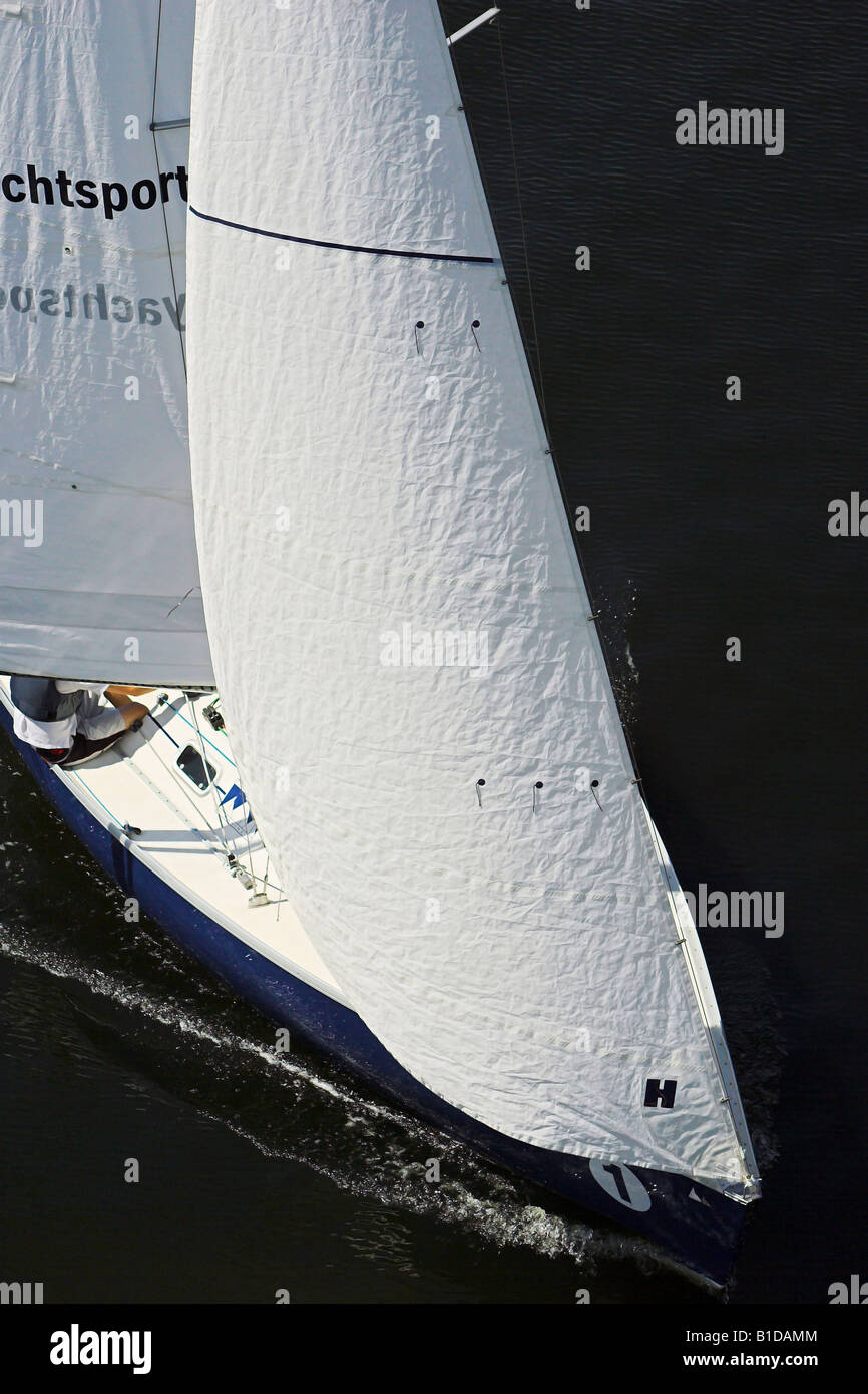 Vista aerea di uno yacht dal midships a prua Foto Stock