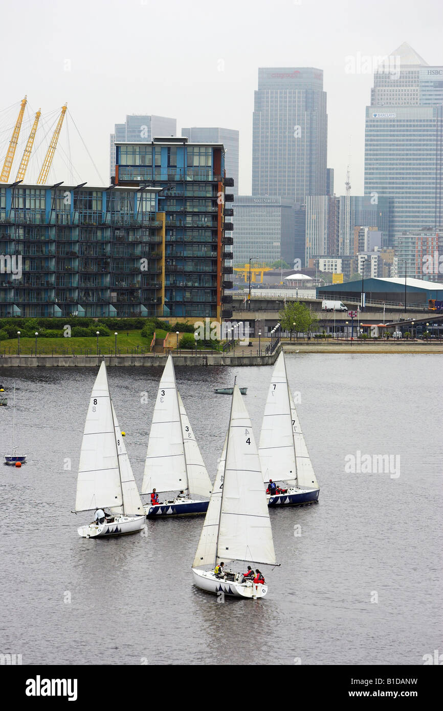 Yacht racing presso il Royal Victoria Docks con Londra cityscape in background Foto Stock