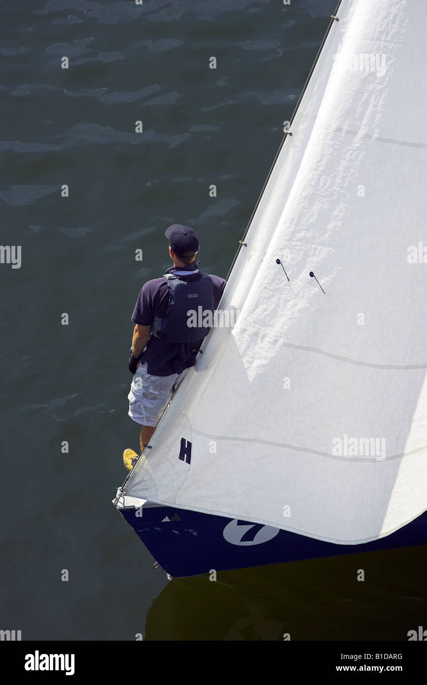 Bowman in piedi sulla prua di una barca Foto Stock