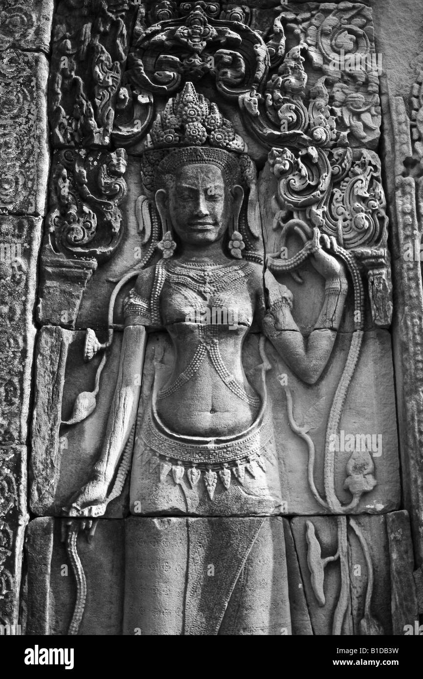 Rilievo di una dea su una parete di uno dei templi di Angkor complessa Foto Stock