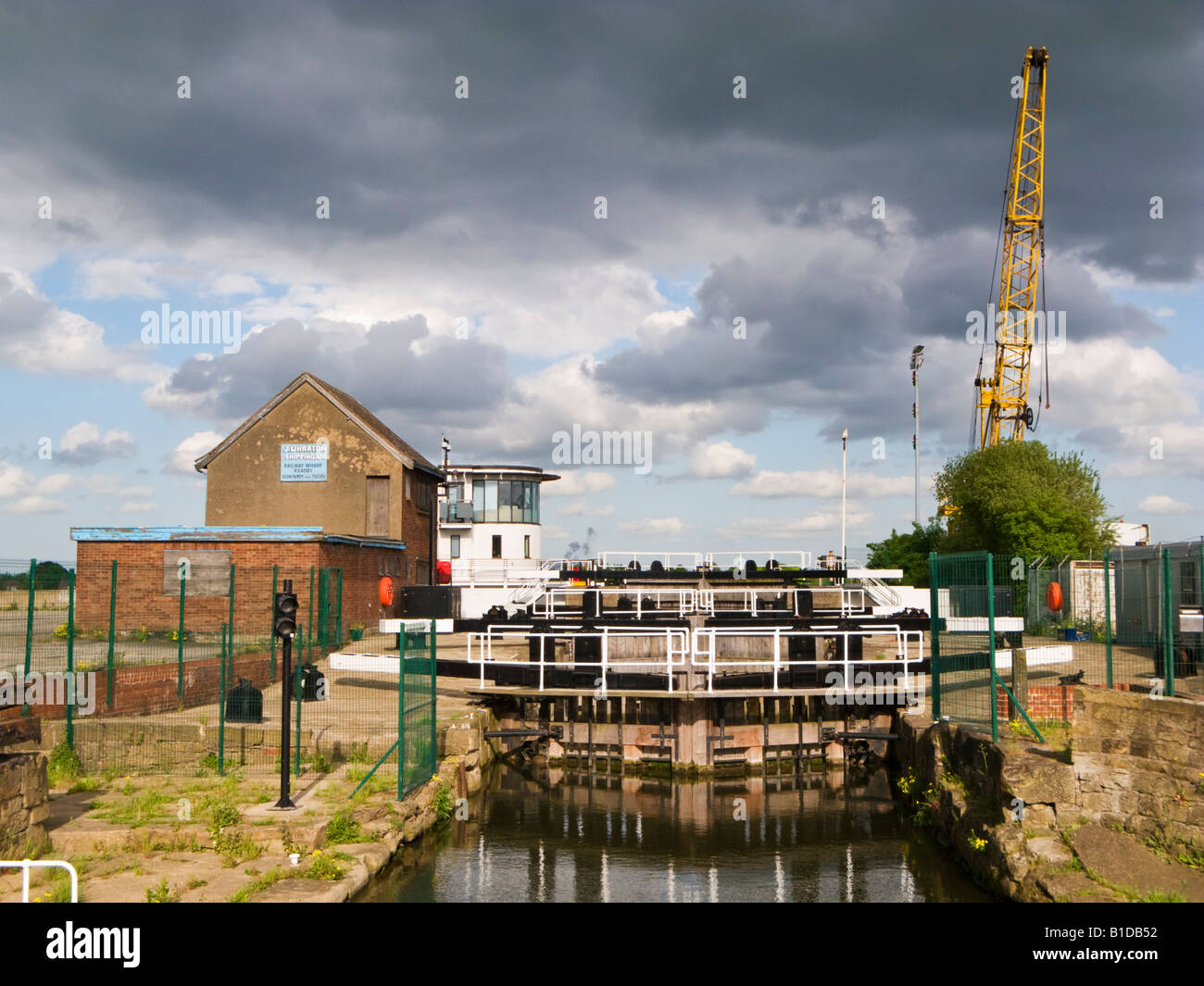 Più canal cancelli di blocco sul Stainforth e Keadby Canal a serratura Keadby, Keadby vicino a Scunthorpe, North Lincolnshire, Regno Unito Foto Stock