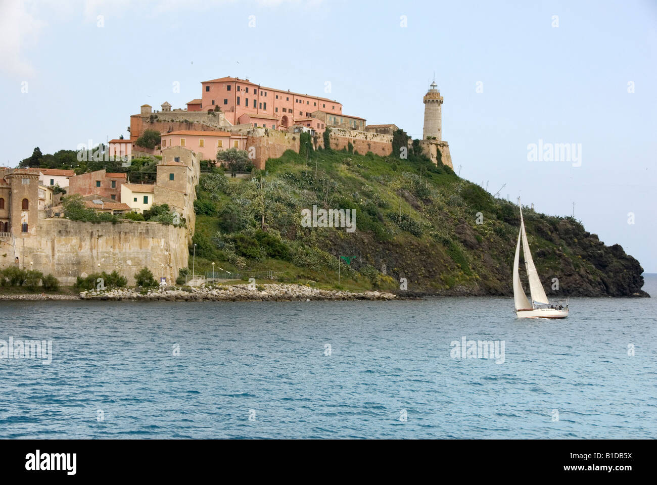 Sailing yacht passato Portoferraio, Isola d'Elba Isola d'Elba toscana italia Foto Stock
