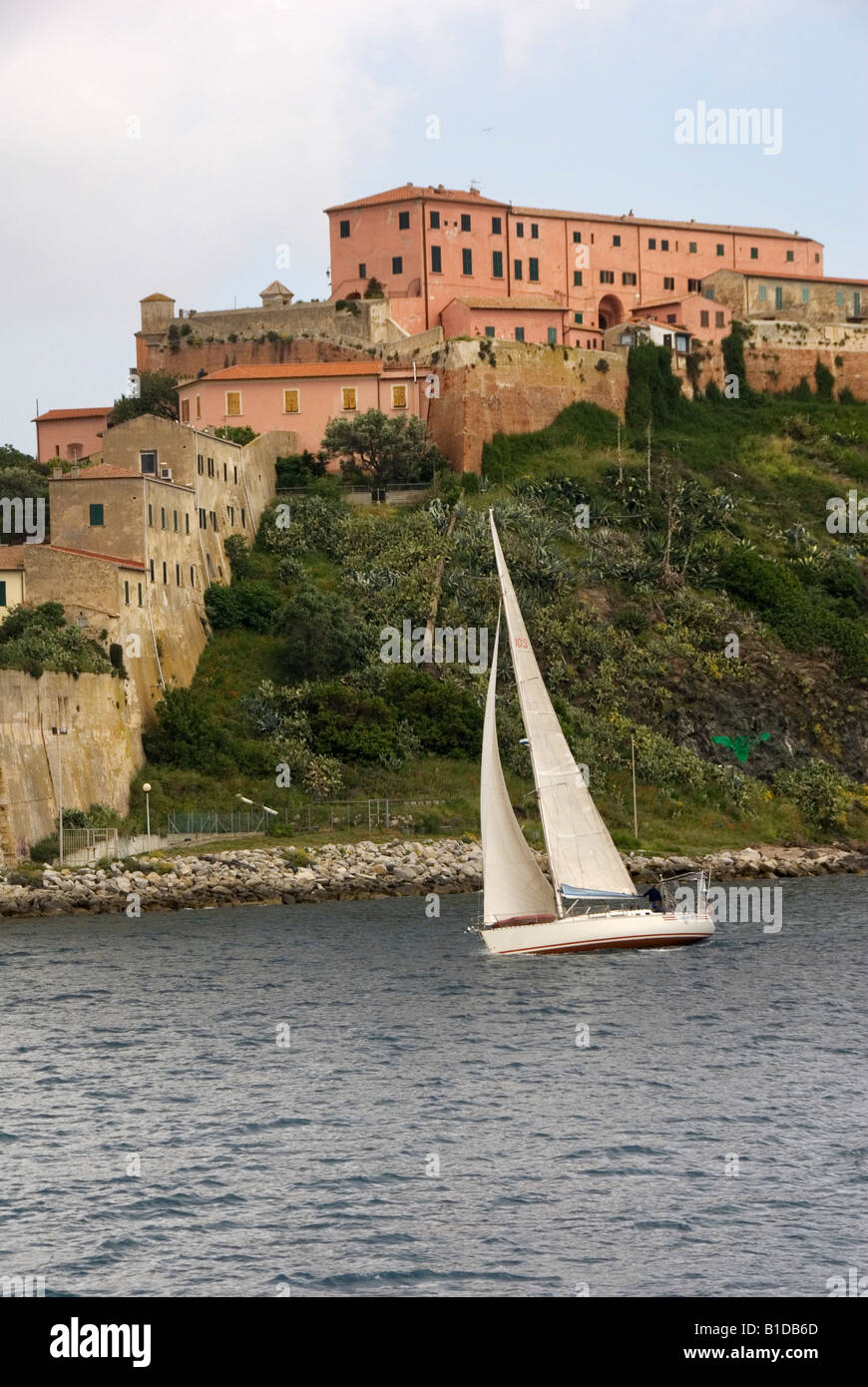 Sailing yacht passato Portoferraio, Isola d'Elba Isola d'Elba toscana italia Foto Stock