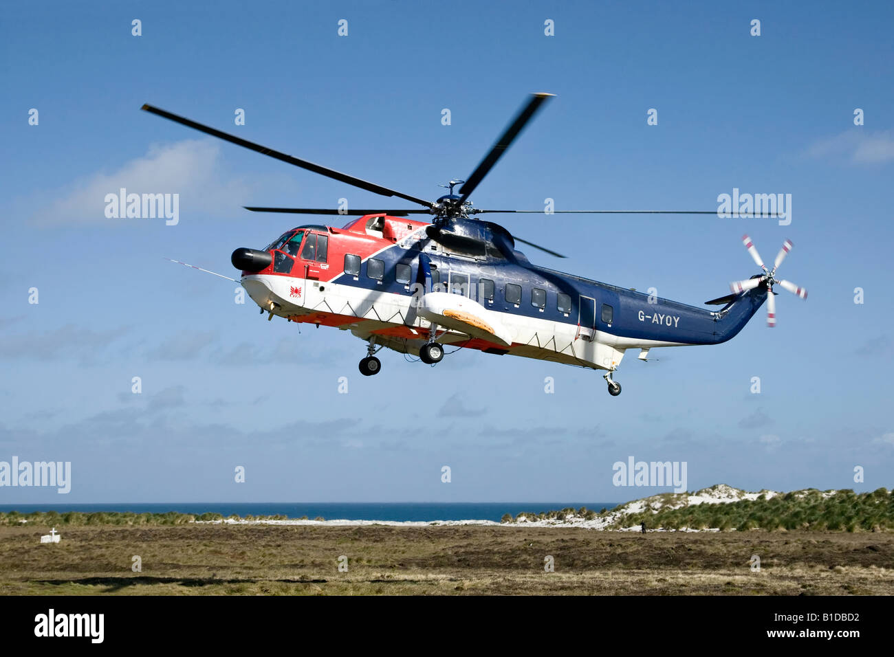 Un British International Sikorsky S61 uscire dal Sea Lion Island su isole Falkland Foto Stock