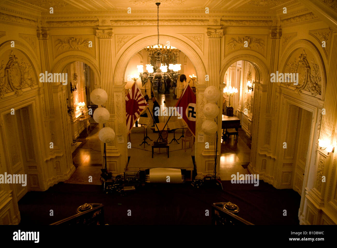 Swastika e Rising Sun bandiere sul set del film Shanghai a Halton House