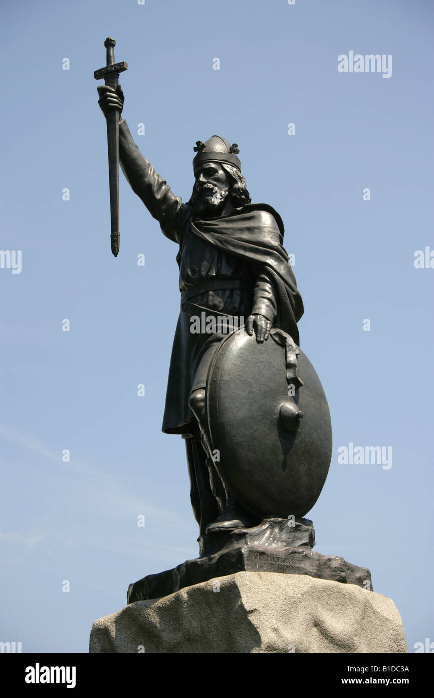 Città di Winchester, Inghilterra. Eretta nel 1901 il Re Alfredo il Grande statua da Hamo Thornycroft è su Winchester di Broadway. Foto Stock