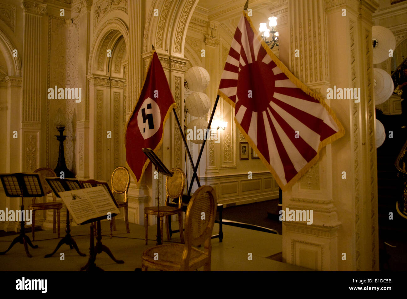 Swastika e Rising Sun bandiere sul set del film Shanghai a Halton House Wendover Bucks Inghilterra Foto Stock