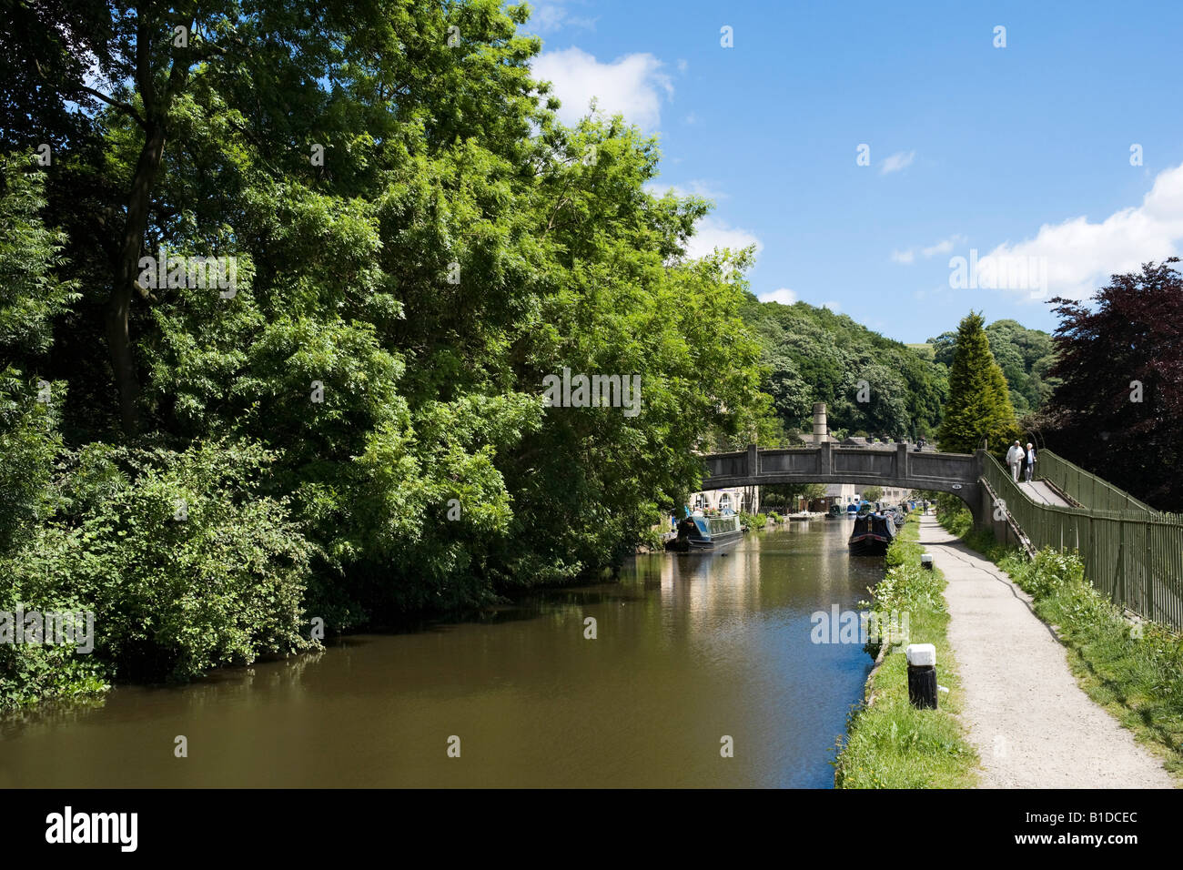 Narrowboats in Rochdale Canal, Hebden Bridge, Calder Valley, West Yorkshire, Inghilterra, Regno Unito Foto Stock