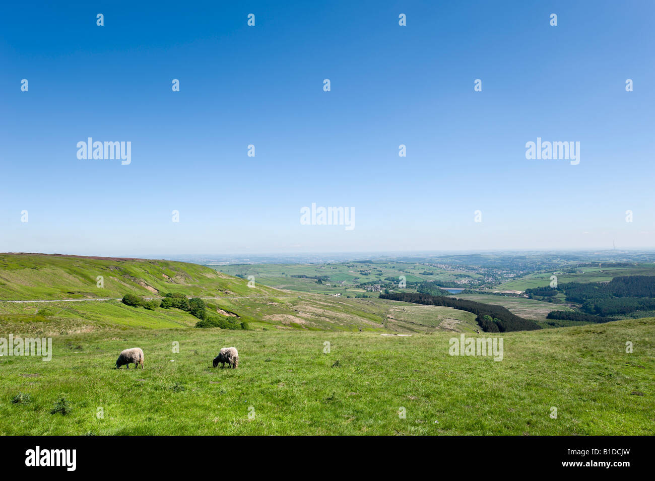 Vista su Holmfirth e la Holme Valley da Holme Moss, West Yorkshire, Inghilterra, Regno Unito Foto Stock
