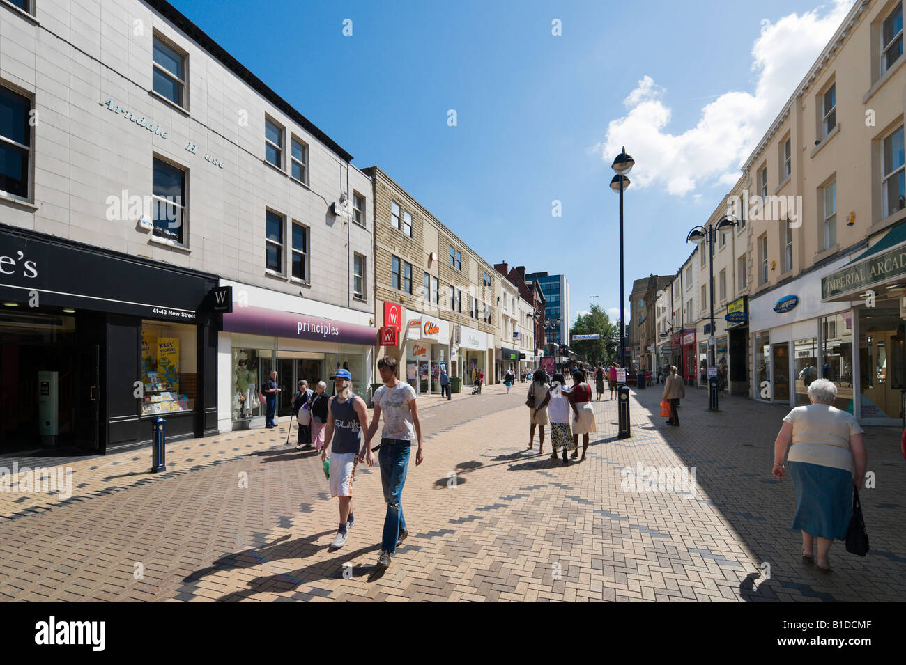 Zona pedonale per lo shopping sulla Strada Nuova, Huddersfield, West Yorkshire, Inghilterra, Regno Unito Foto Stock