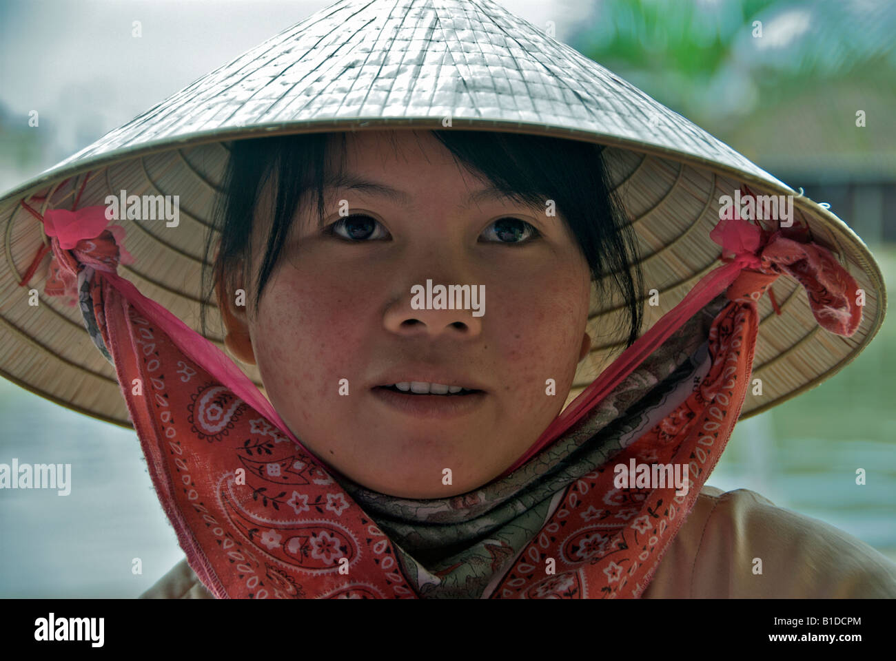 Ritratto ragazza indossando cappello conico Hoi An Vietnam Foto Stock