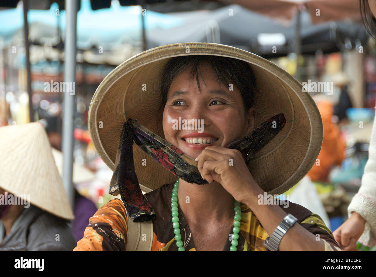 Ritratto donna che indossa cappello conico Hoi An Vietnam Foto Stock