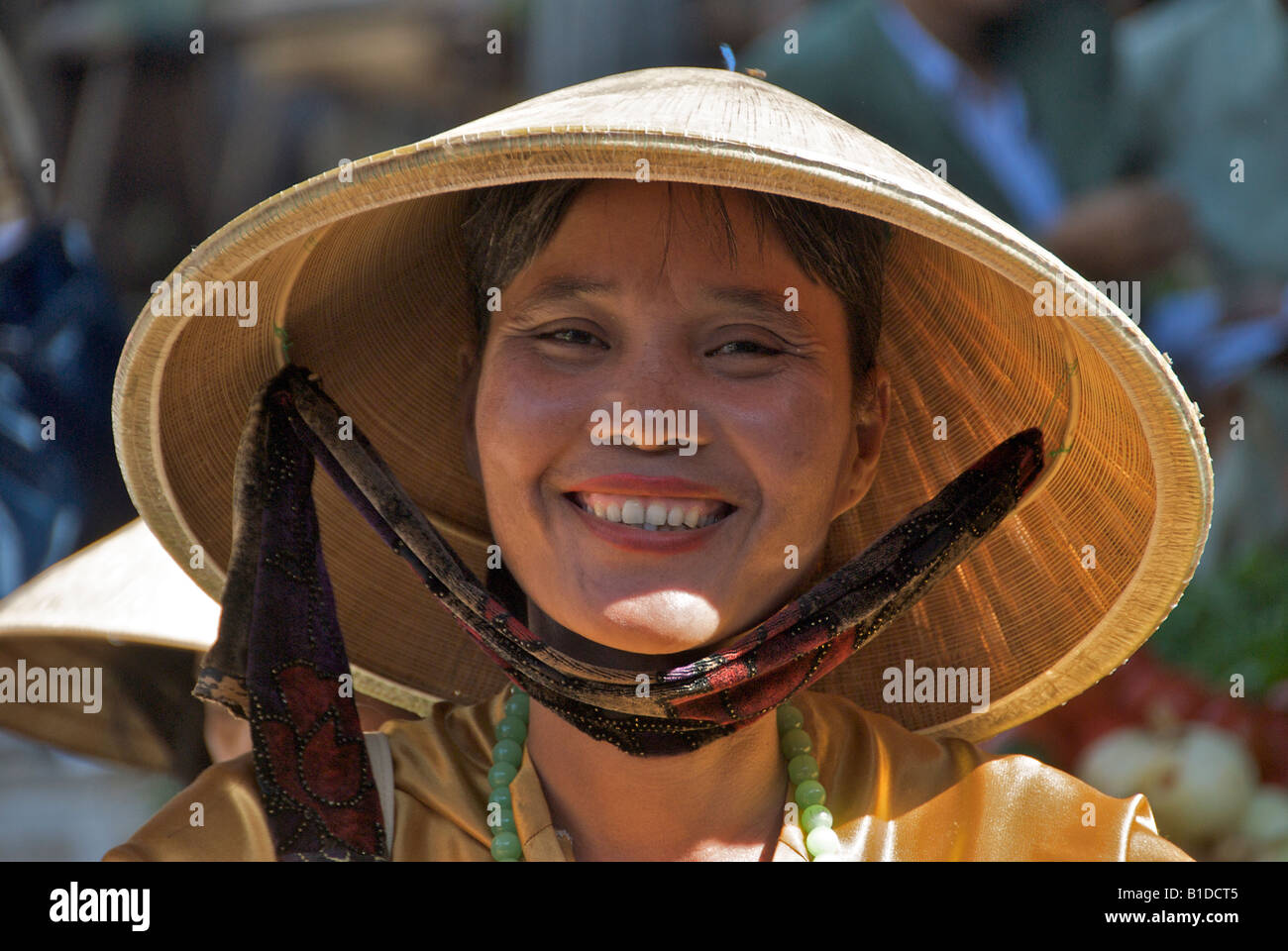 Ritratto donna che indossa cappello conico Hoi An Vietnam Foto Stock