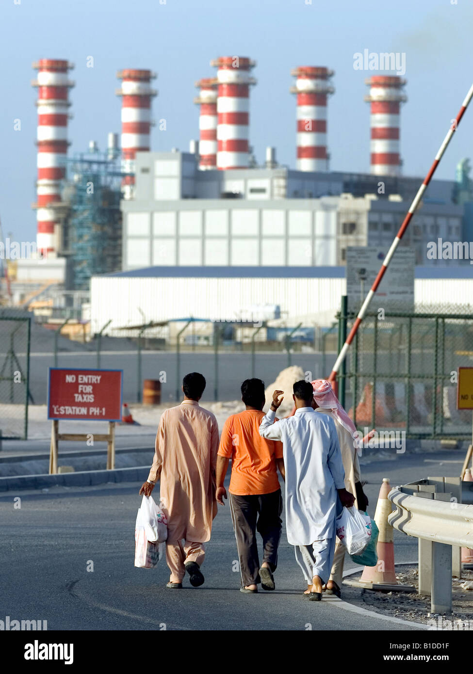 Gli uomini arabi sul loro modo al DEWA Power Station, Dubai, Emirati Arabi Uniti Foto Stock