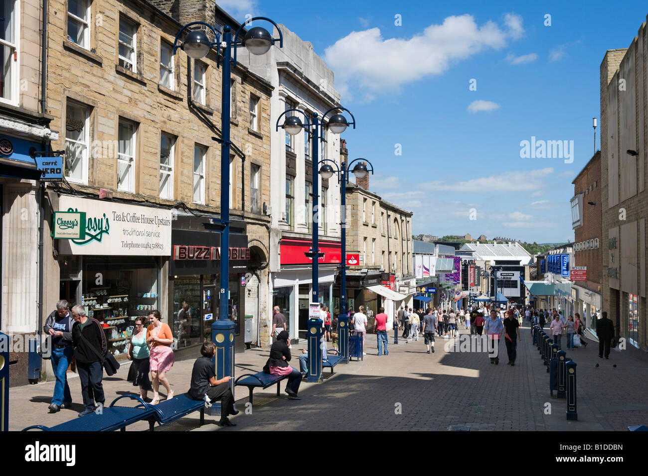 Zona pedonale per lo shopping su King Street, Huddersfield, West Yorkshire, Inghilterra, Regno Unito Foto Stock