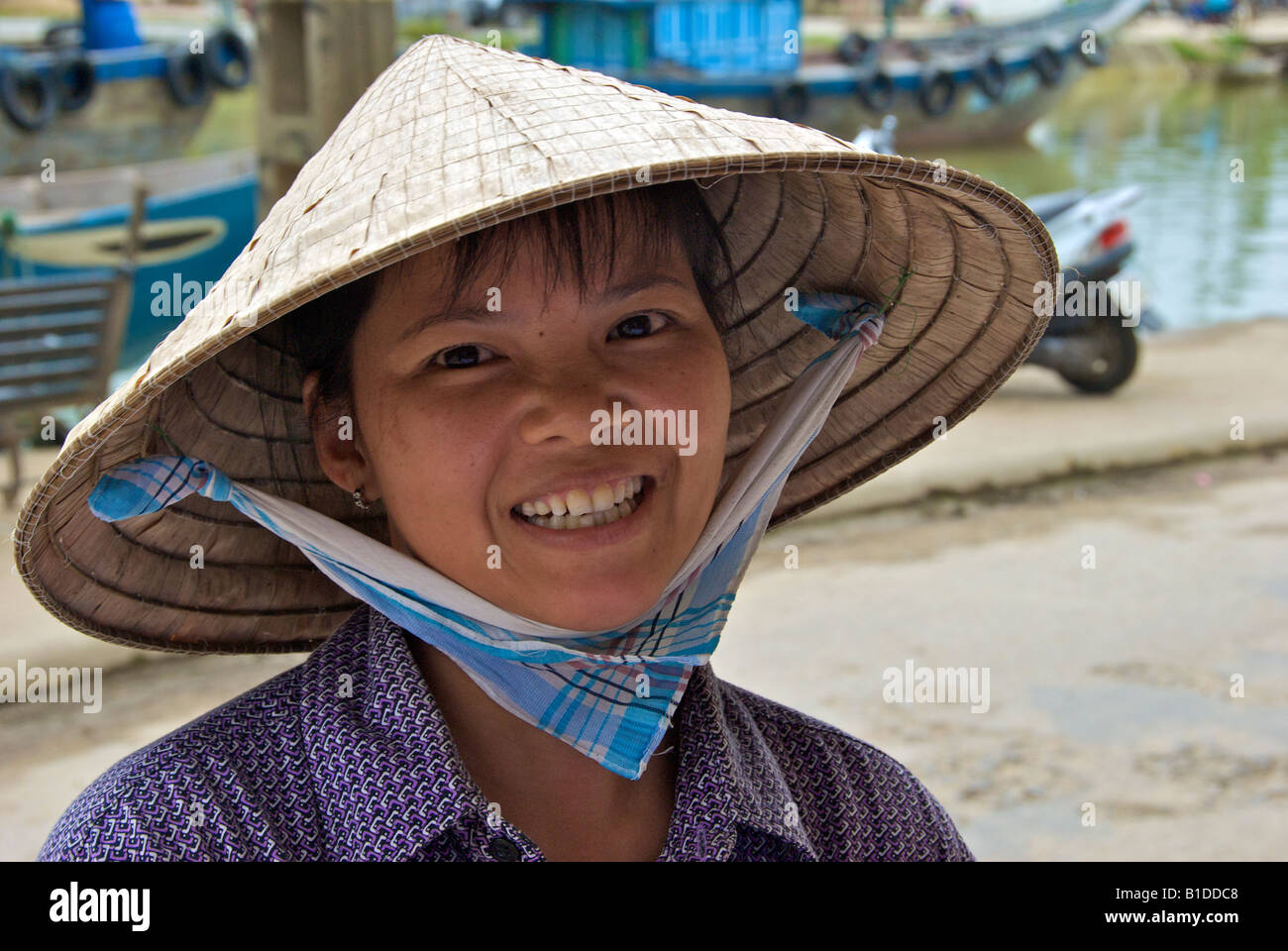 Ritratto ragazza indossando cappello conico Hoi An Vietnam Foto Stock