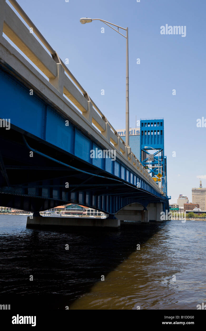 John T Alsop Jr Bridge porta all'autostrada 90 e US1 oltre la St Johns River in Downtown Jacksonville, Florida Foto Stock