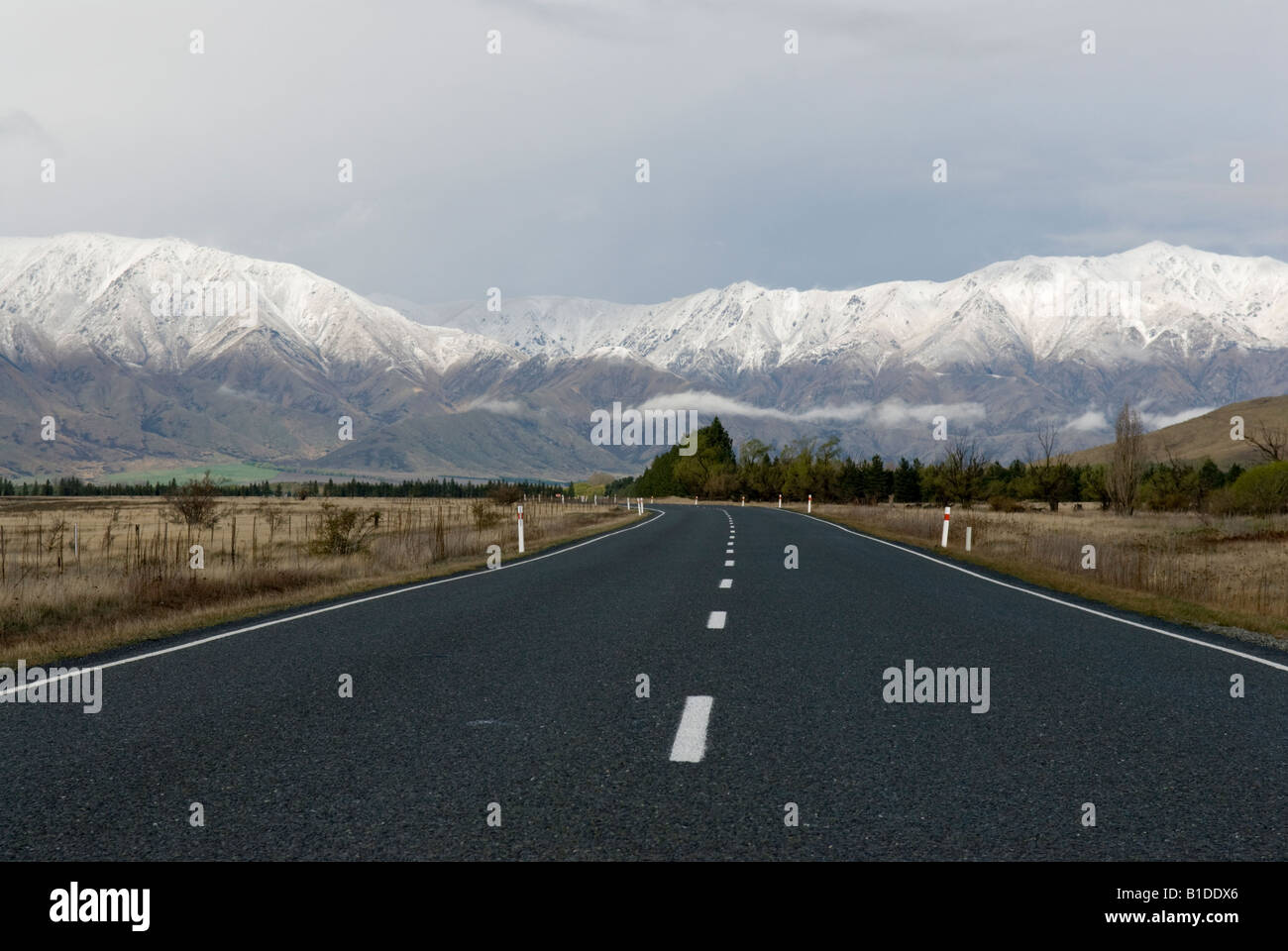 Nuovo Zealands Autostrada statale 8 che conduce verso il Lindis Pass attraverso le montagne e a Queenstown Foto Stock