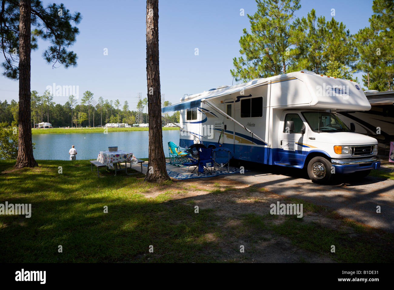 Camper in privato campeggio accanto al lago Foto Stock