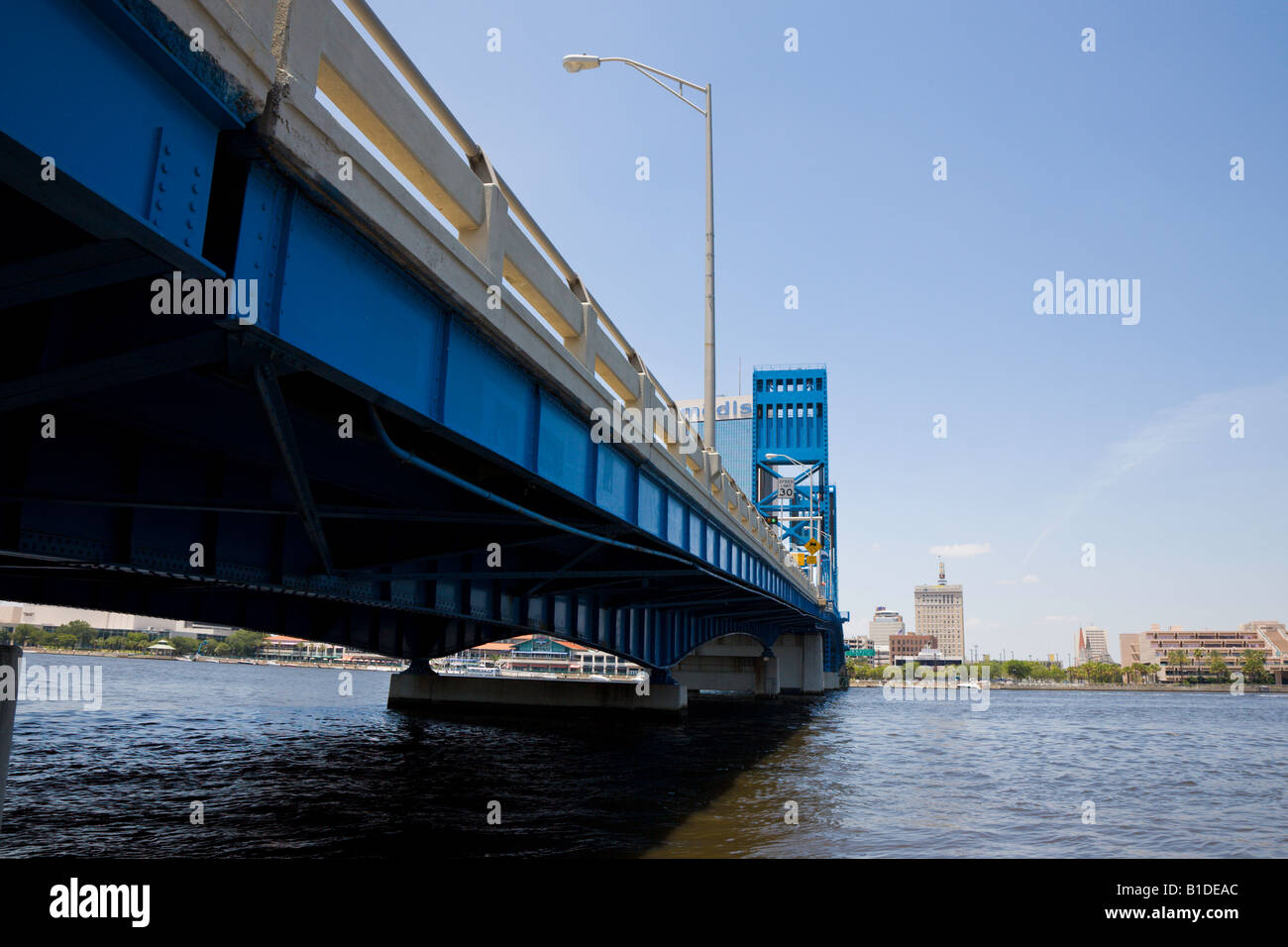 John T Alsop Jr Bridge porta all'autostrada 90 e US1 oltre la St Johns River in Downtown Jacksonville, Florida Foto Stock