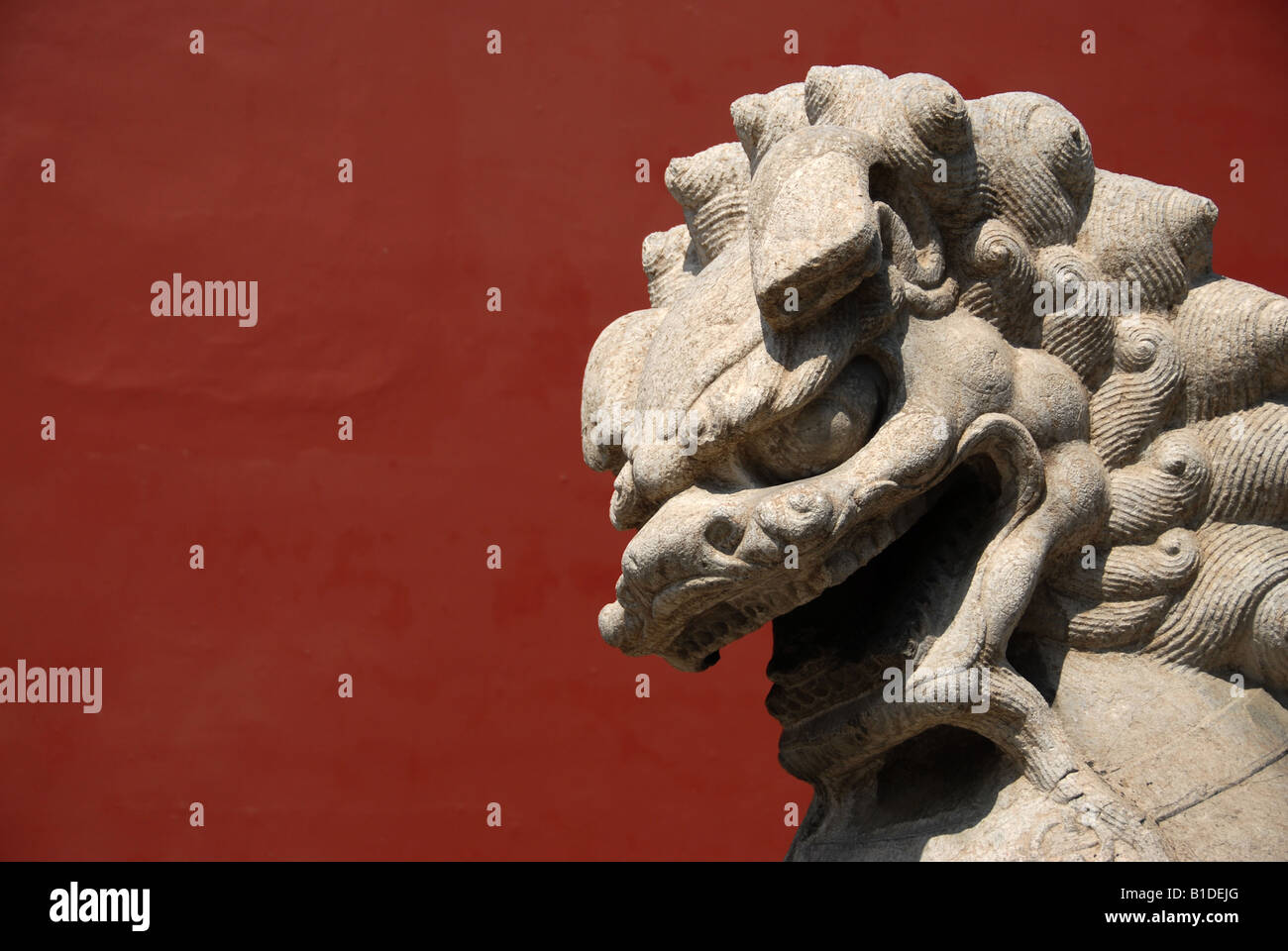 Leone di pietra di fronte a Piazza Tian'anmen di Pechino, Cina Foto Stock