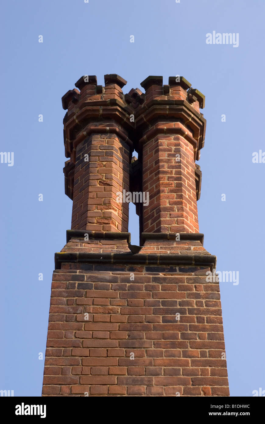 Camino decorativo su edificio elencato Foto Stock