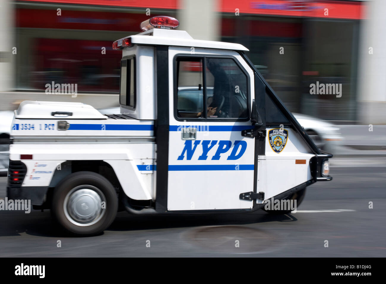 Un intercettore NYPD III 3 veicolo a ruote gare giù per una strada in Lower Manhattan NY Foto Stock