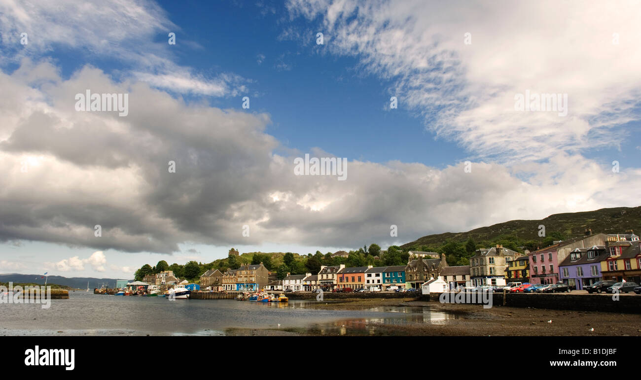 Il porto di Tarbert, Loch Fyne, Scozia un idilliaco villaggio di pescatori popolare con i turisti. Foto Stock
