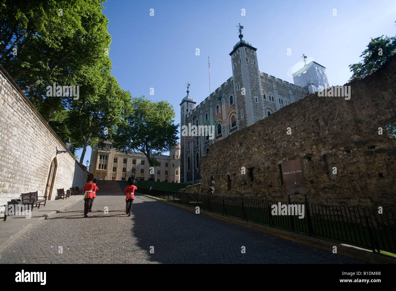 Regina della Guardia a piedi lungo la torre bianca torre di Londra Inghilterra Gran Bretagna REGNO UNITO Foto Stock