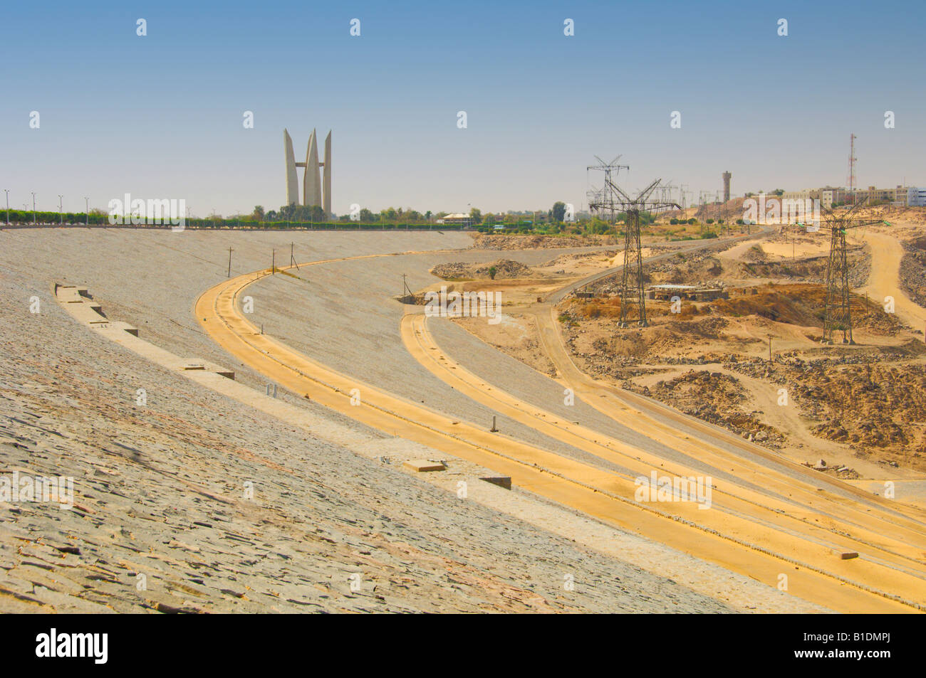 Diga di Assuan e trasmissione elettrica torri in Egitto Foto Stock