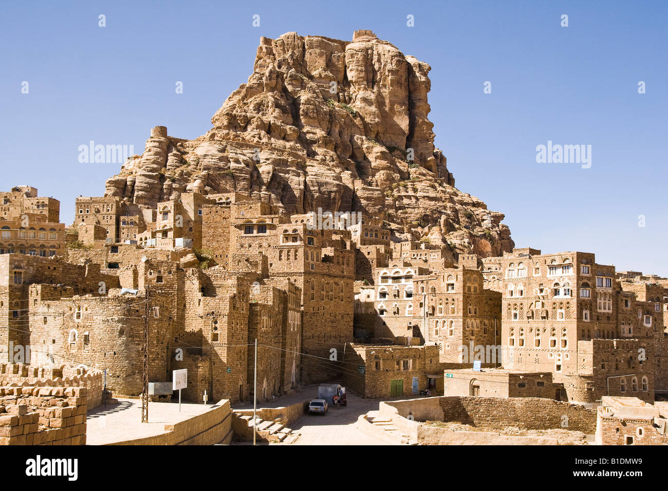 Al di sotto della città fortezza sulla cima della montagna a Thulla Yemen Medio oriente Foto Stock