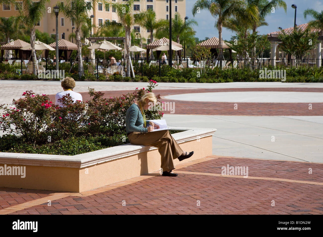 I partecipanti alla conferenza si prendono una pausa tra le sessioni al Rosen Centre Hotel Centro Congressi di Orlando, Florida, Stati Uniti d'America Foto Stock